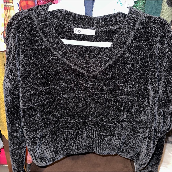Black V-Neck Chenille Pullover Crop Sweater - Picture 3 of 8